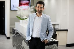 Top Veneer Specialist in Los Angeles's image